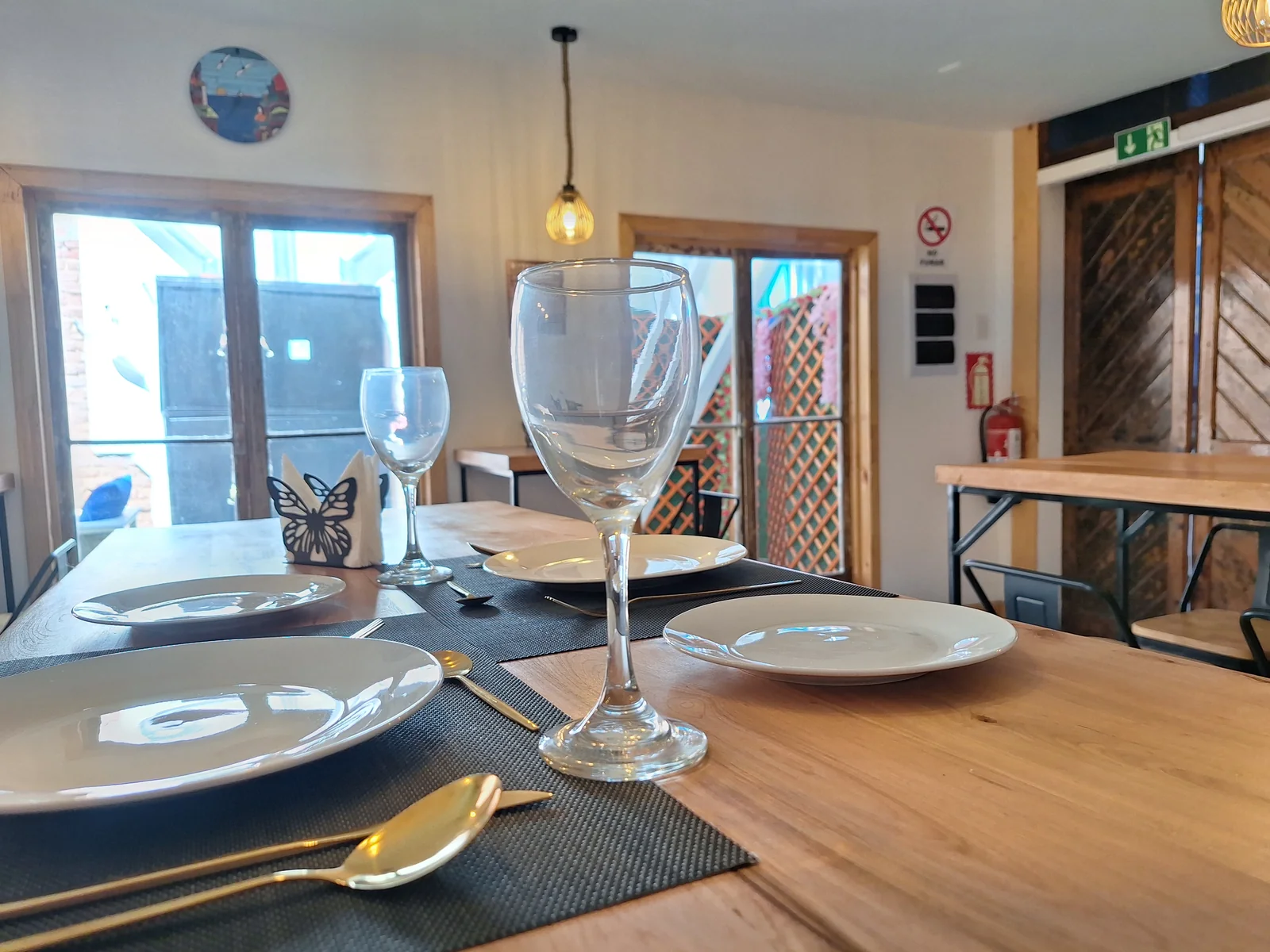 Mesa preparada con vajilla en el comedor de CasaFran